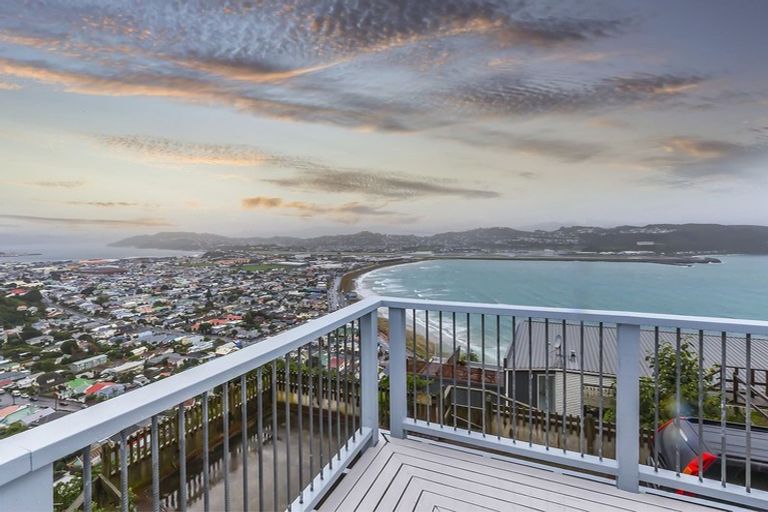 Photo of property in 8 Pari Tai Way, Houghton Bay, Wellington, 6023