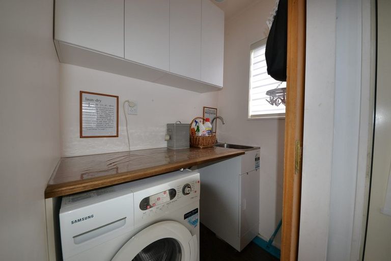 Photo of property in 10 Rook Place, Unsworth Heights, Auckland, 0632