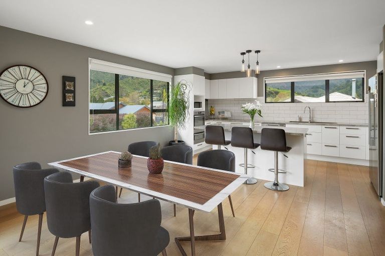 Photo of property in 6 Whitby Close, Waikawa, Picton, 7220