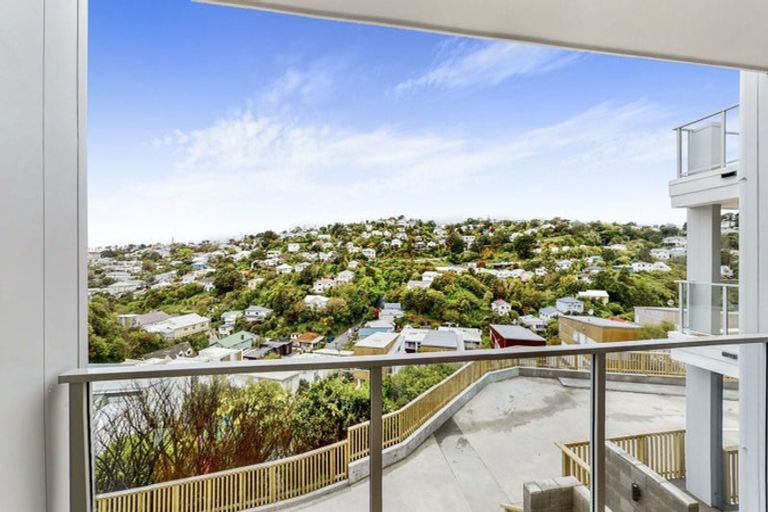 Photo of property in 4/67 Tiketike Way, Brooklyn, Wellington, 6021