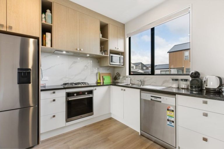 Photo of property in 43 Walsh Road, Papakura, 2110