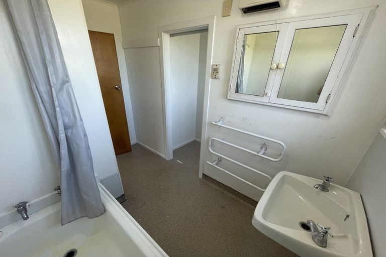 Photo of property in 41 Versailles Street, Karori, Wellington, 6012