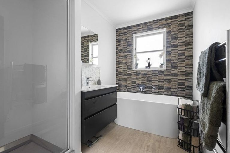 Photo of property in 10 Wairau Place, Kelvin Grove, Palmerston North, 4414