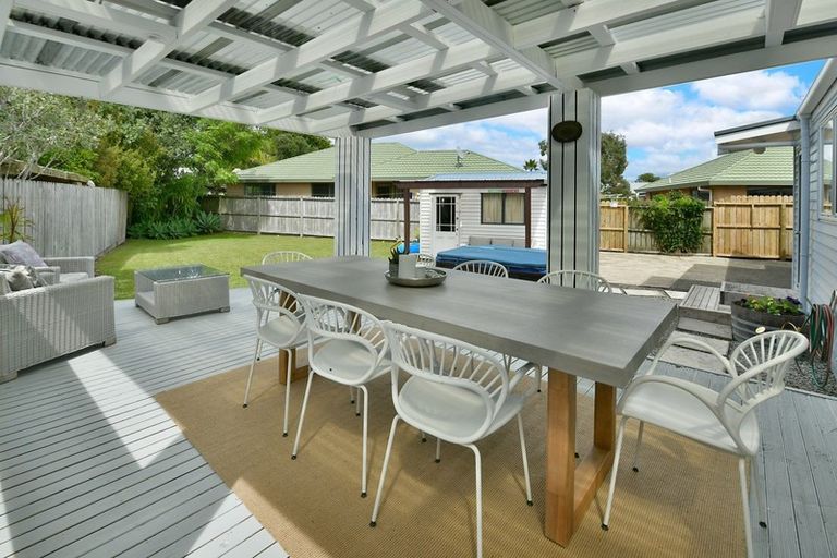 Photo of property in 18 Walton Street, Red Beach, 0932