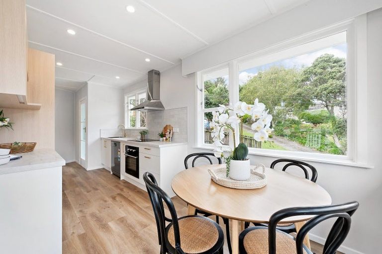 Photo of property in 5 Omega Street, Newlands, Wellington, 6037