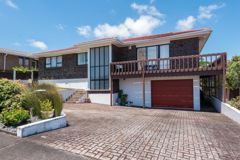 Photo of property in 14 Gwenand Place, Botany Downs, Auckland, 2010