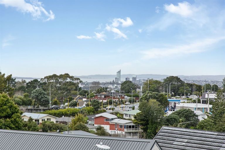 Photo of property in 7 Glen Vista Place, Bayview, Auckland, 0629
