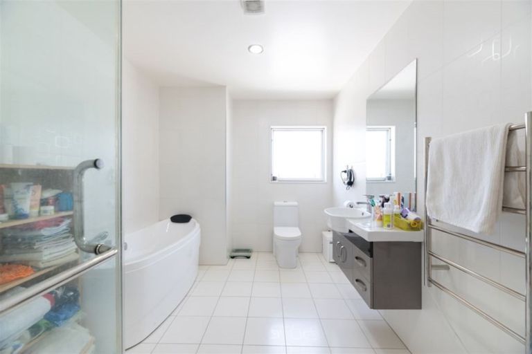 Photo of property in 20a Orton Street, Glenfield, Auckland, 0627