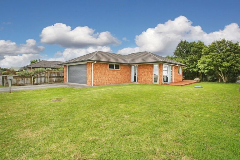 Photo of property in 8 Breaker Grove, Waiuku, 2123