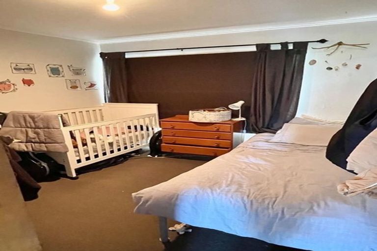 Photo of property in 28 Durham Street, Te Atatu Peninsula, Auckland, 0610