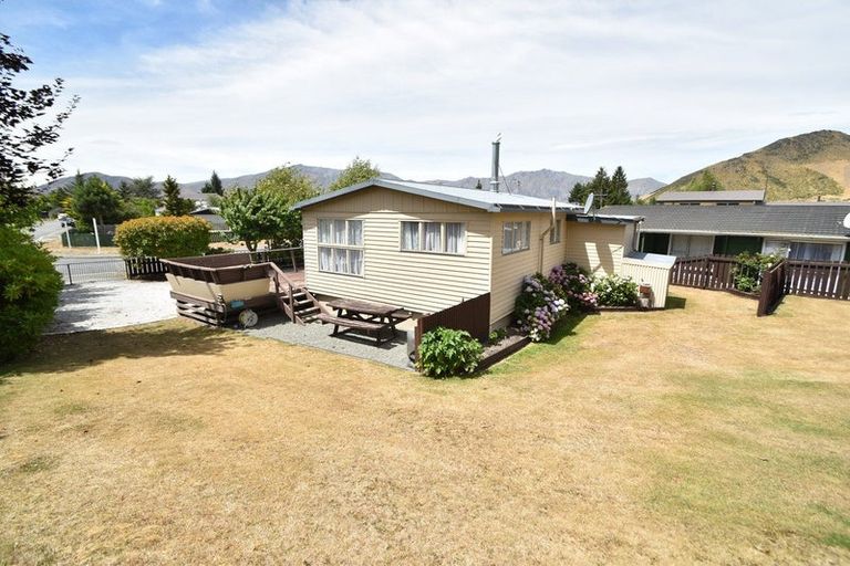 Photo of property in 32 Black Peak Road, Omarama, 9412