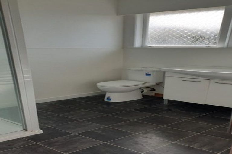 Photo of property in 2/210 Sunnynook Road, Totara Vale, Auckland, 0627