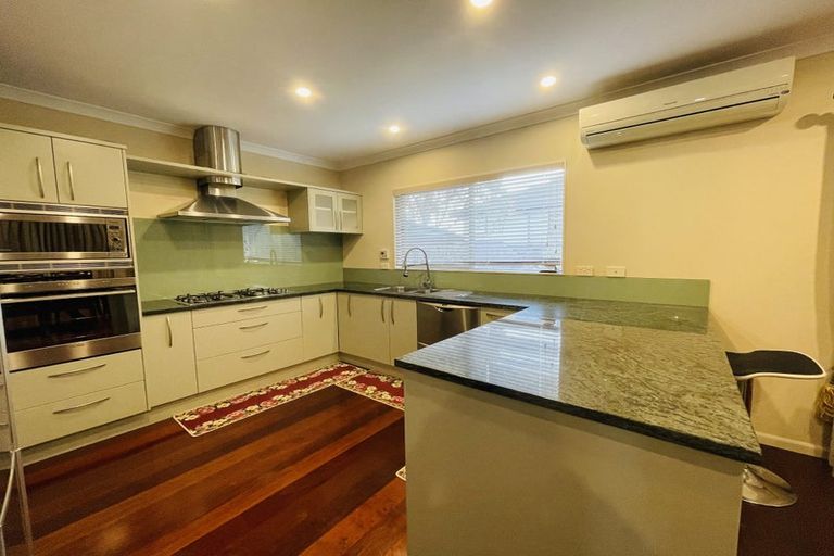 Photo of property in 10 Wye Oak Drive, Schnapper Rock, Auckland, 0632