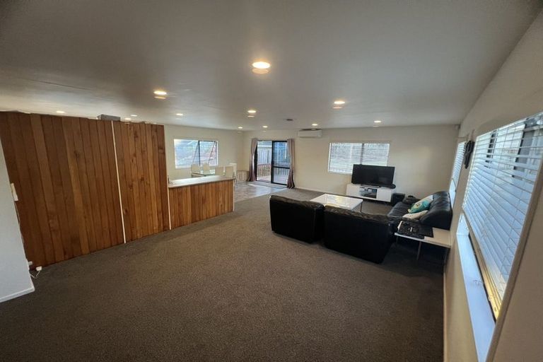 Photo of property in 2/5 Mchardy Place, Glenfield, Auckland, 0627