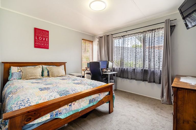 Photo of property in 52 Ayton Drive, Totara Vale, Auckland, 0629