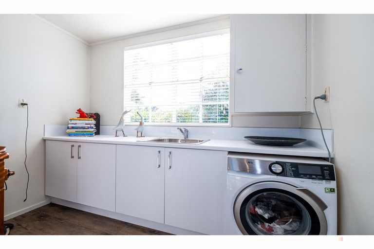 Photo of property in 72 Timaru Road, Waimate, 7924