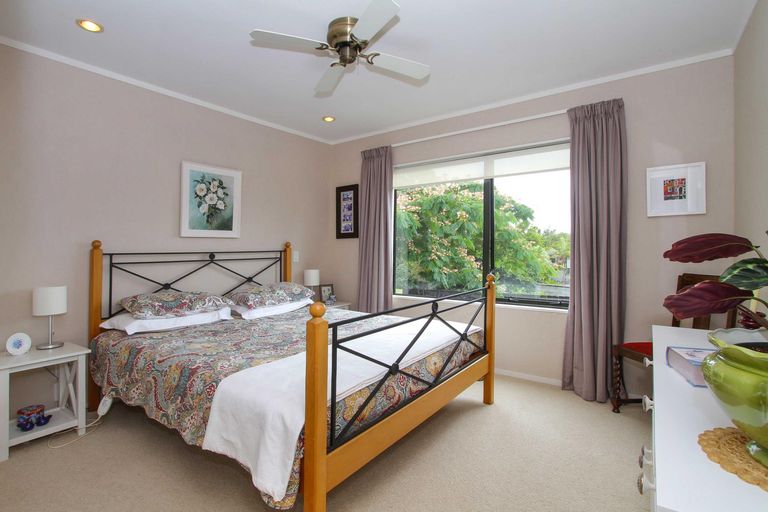 Photo of property in 5 John Webster Place, Glen Eden, Auckland, 0602