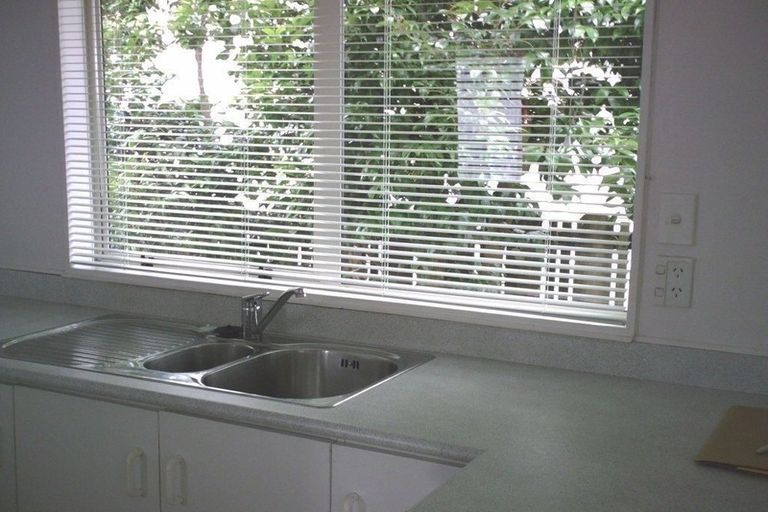 Photo of property in 2/2 Rook Place, Unsworth Heights, Auckland, 0632