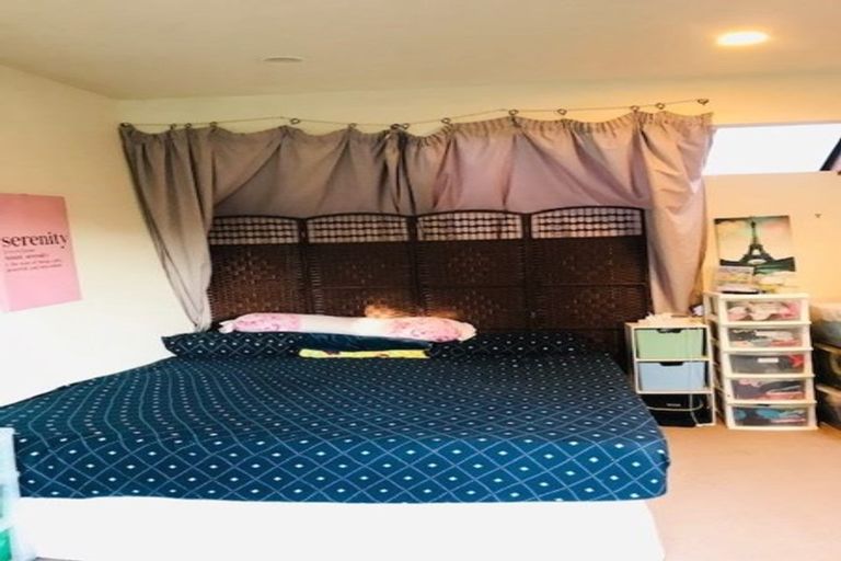 Photo of property in 2/2 Deverell Place, Northcross, Auckland, 0632