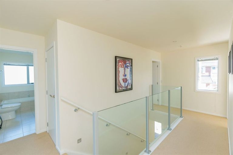Photo of property in 27 Tamworth Crescent, Newlands, Wellington, 6037