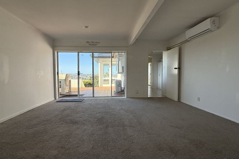 Photo of property in 115 Pupuke Road, Northcote, Auckland, 0627