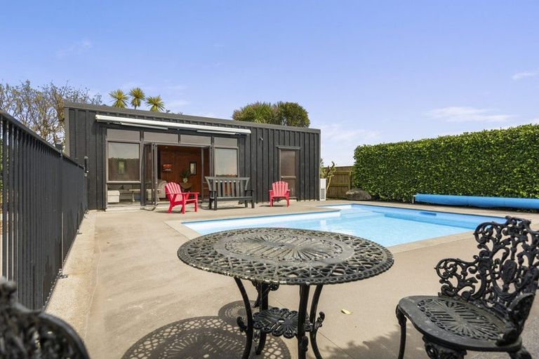 Photo of property in 8 Blenheim Place, Vogeltown, New Plymouth, 4310