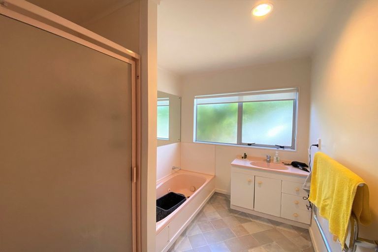 Photo of property in 1/9 Mira Place, Windsor Park, Auckland, 0632