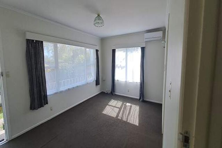 Photo of property in 1/96 Te Atatu Road, Te Atatu South, Auckland, 0610
