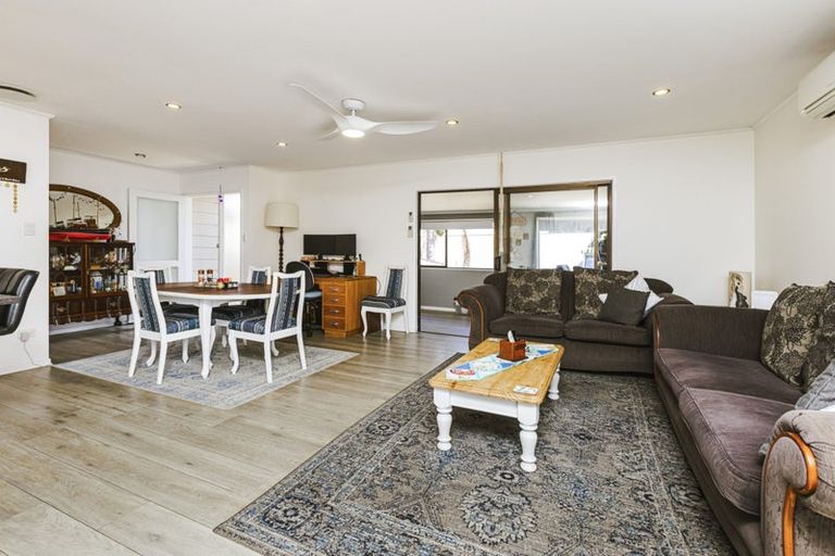 Photo of property in 4 Standish Place, Bayview, Auckland, 0629