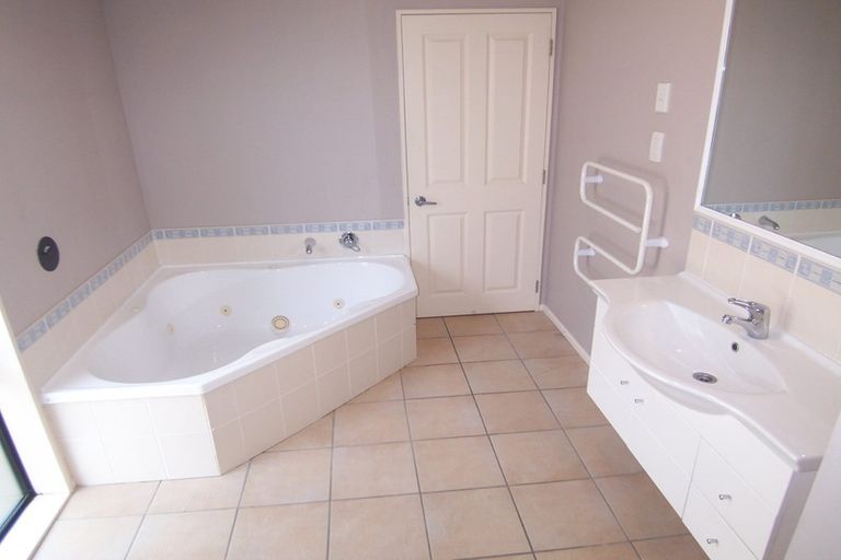 Photo of property in 32 Shearwater Drive, Woolston, Christchurch, 8023