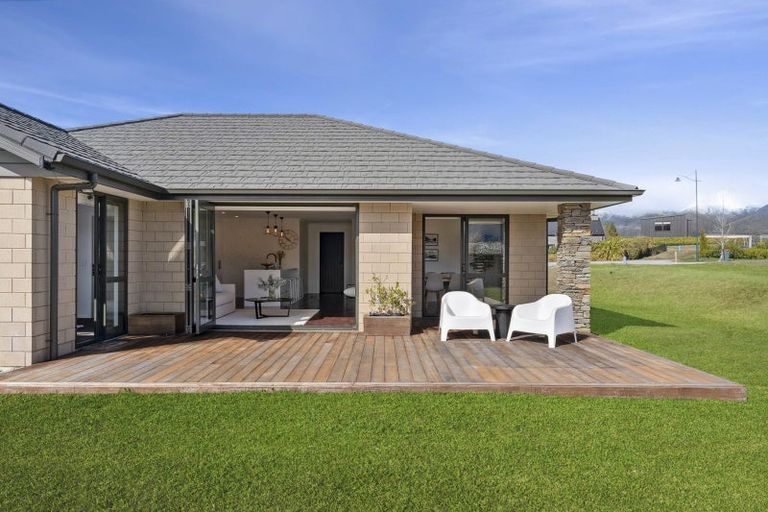Photo of property in 6 Avalanche Place, Wanaka, 9305