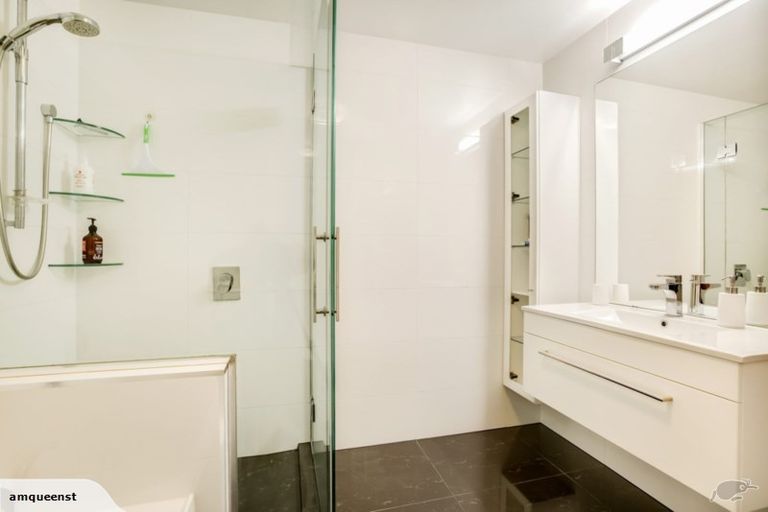 Photo of property in 36 Queen Street, Northcote Point, Auckland, 0627