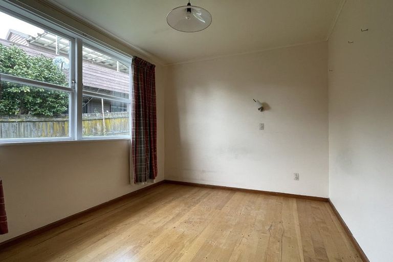 Photo of property in 295 Glenfield Road, Glenfield, Auckland, 0629