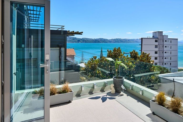 Photo of property in 1/16 Oriental Terrace, Oriental Bay, Wellington, 6011