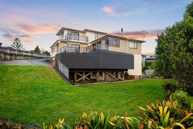 Photo of property in 10 Larsen Place, Merrilands, New Plymouth, 4312