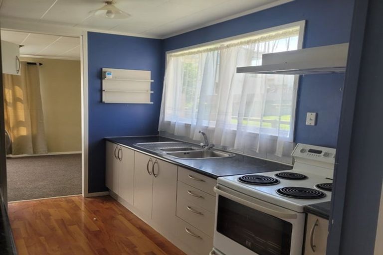 Photo of property in 15 Craigbank Avenue, New Lynn, Auckland, 0600