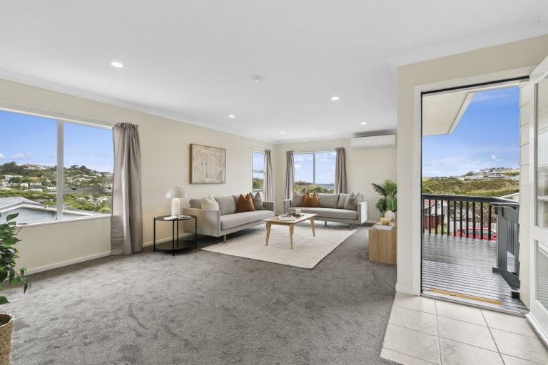 Photo of property in 17 Cheltenham Terrace, Newlands, Wellington, 6037