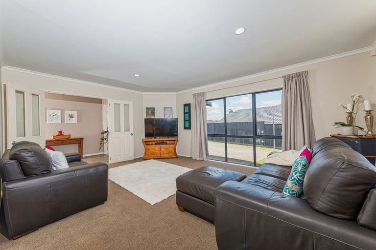 Photo of property in 12 Reybert Place, Massey, Auckland, 0614