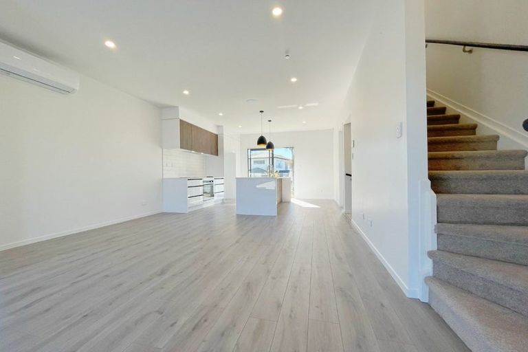 Photo of property in 7/105 Hobsonville Road, West Harbour, Auckland, 0618