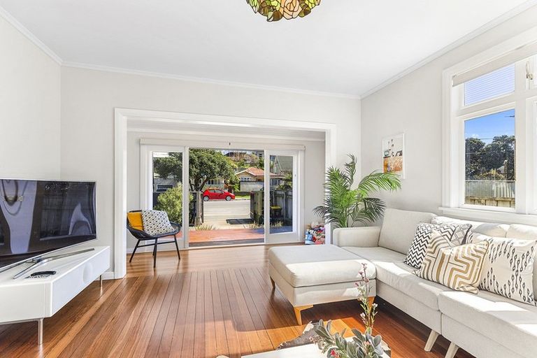 Photo of property in 99 The Parade, Island Bay, Wellington, 6023