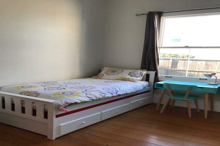 Photo of property in 1/20 Sulphur Beach Road, Northcote Point, Auckland, 0627