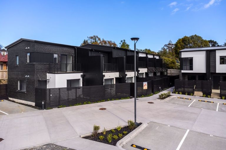 Photo of property in 1 Meg Lane, Glen Eden, Auckland, 0602