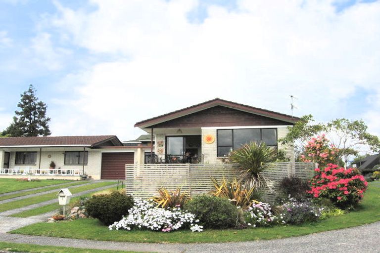 Photo of property in 1b Aries Place, Kawaha Point, Rotorua, 3010