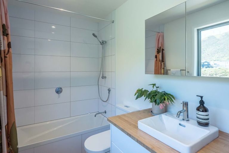 Photo of property in 1/20 Doris Gordon Crescent, Crofton Downs, Wellington, 6035