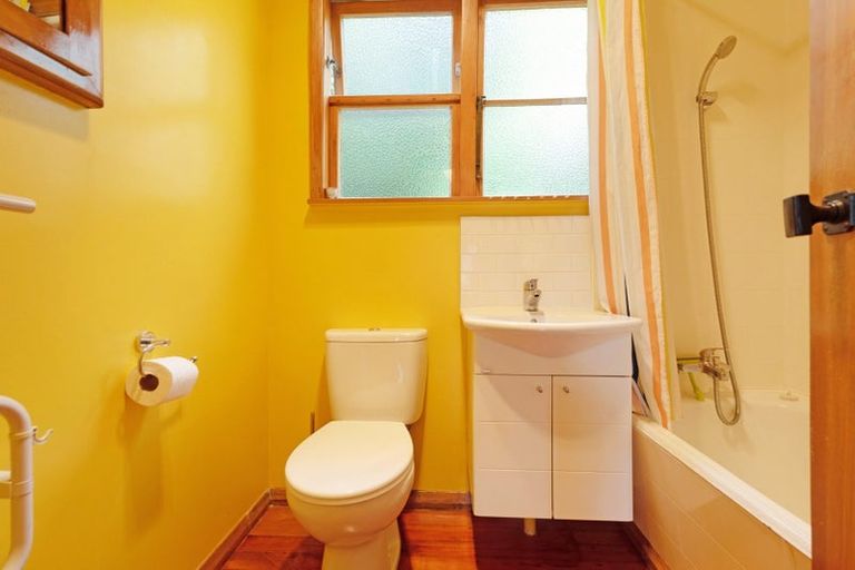 Photo of property in 2 Lambeth Road, Northland, Wellington, 6012