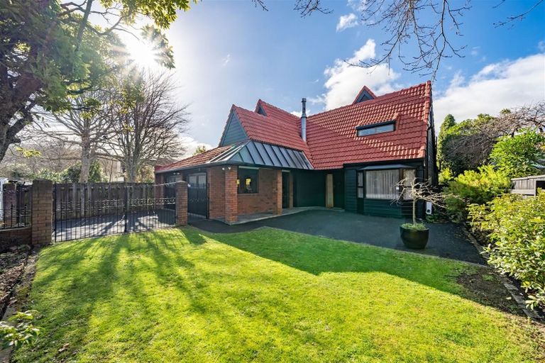 Photo of property in 15 Barton Road, Heretaunga, Upper Hutt, 5018