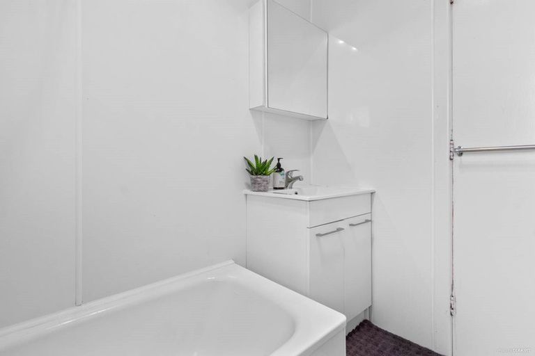 Photo of property in 60 Cobham Crescent, Kelston, Auckland, 0602