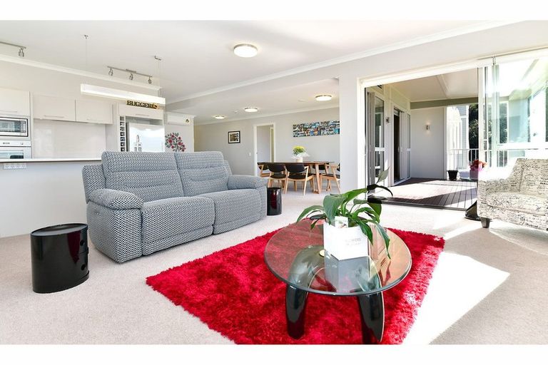 Photo of property in 64 Eaves Bush Parade, Orewa, 0931