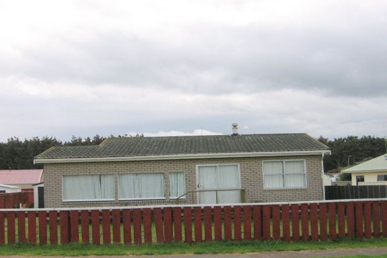 Photo of property in 15 Hennessy Street East, Foxton Beach, Foxton, 4815