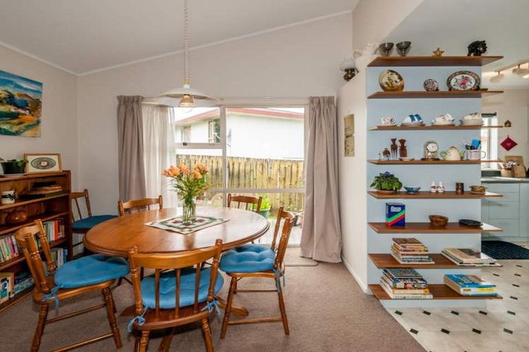 Photo of property in 2/28 Caribbean Drive, Unsworth Heights, Auckland, 0632